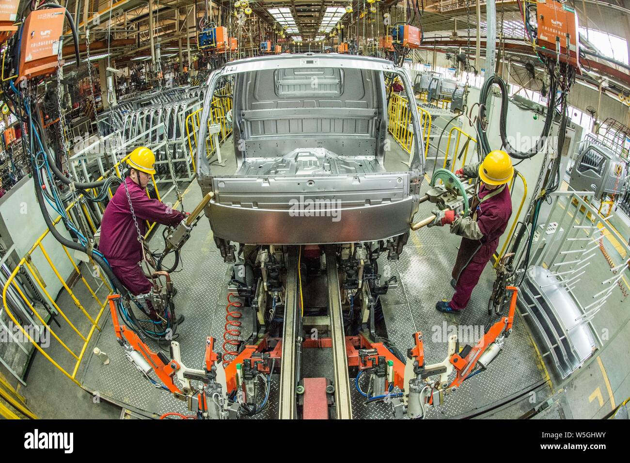 ------ Chinesische Arbeiter montieren Lkw am Fließband in einer Fabrik in Weifang, Provinz Shandong, China, 31. März 2019. Die günstig online Stockfoto