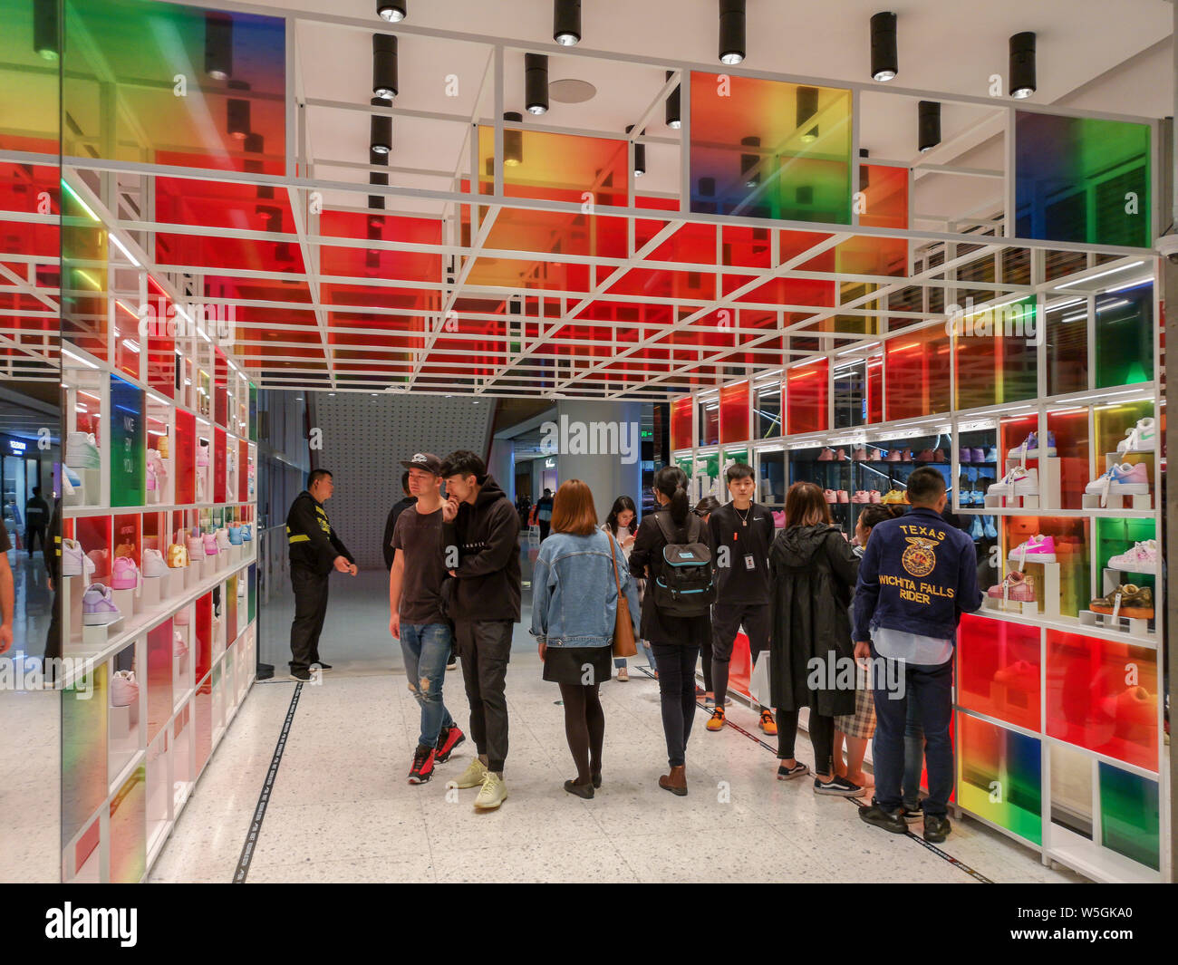 ---- Leute besuchen die Nike Shanghai Haus der Innovation in Shanghai, China, 22. Oktober 2018. Nike Anteile fielen auf den niedrigeren Umsatz wachstum in Nordamerika Amer Stockfoto