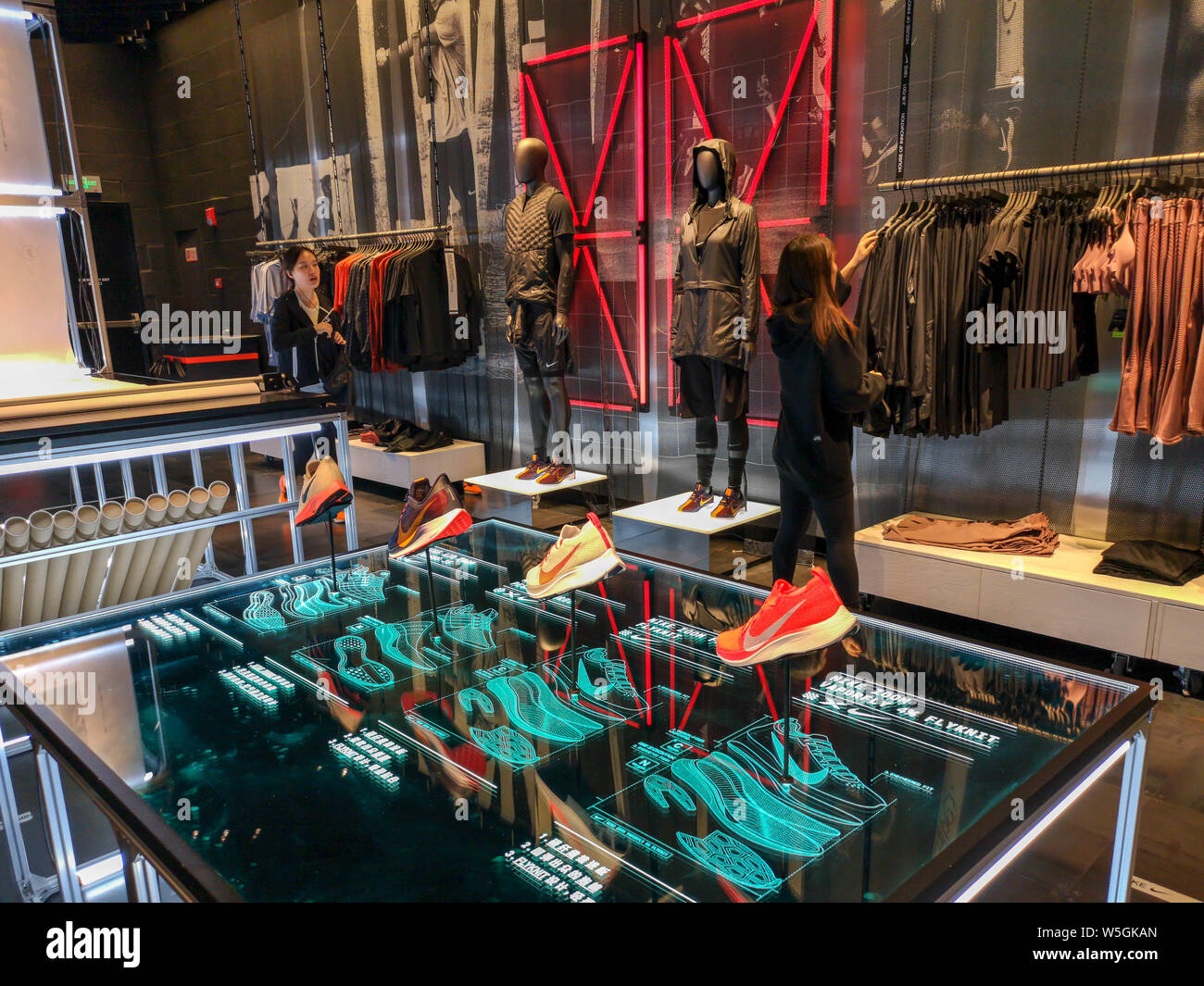 ---- Leute besuchen die Nike Shanghai Haus der Innovation in Shanghai, China, 22. Oktober 2018. Nike Anteile fielen auf den niedrigeren Umsatz wachstum in Nordamerika Amer Stockfoto