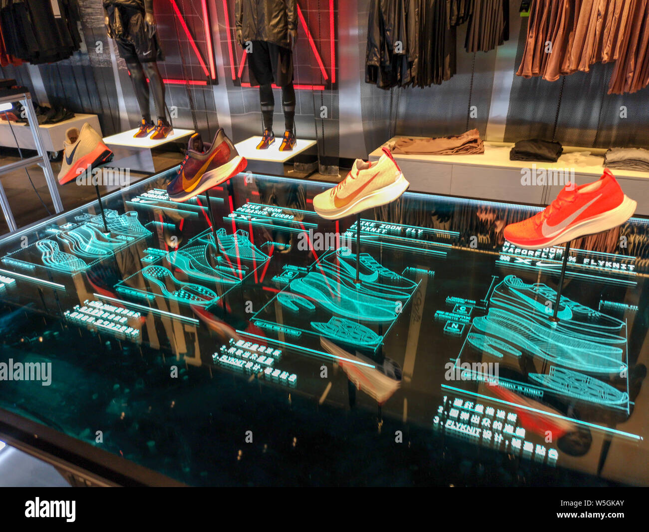 Leute besuchen die Nike Shanghai Haus der Innovation in Shanghai, China,  22. Oktober 2018. Nike Anteile fielen auf den niedrigeren Umsatz wachstum  in Nordamerika Amer Stockfotografie - Alamy