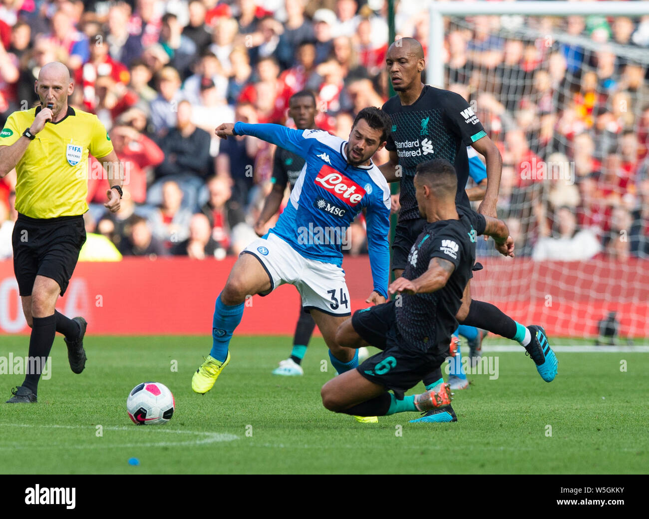 EDINBURGH, Schottland - Juli 28: Liverpool defender, Mariorui Silva Duarte packt Napoli Links Winger, Amin Younes, während der Vor Saisonbeginn Freundschaftsspiel zwischen dem FC Liverpool und SSC Napoli bei Murrayfield am 28. Juli 2019 in Edinburgh, Schottland. (Foto von MB Media) Stockfoto