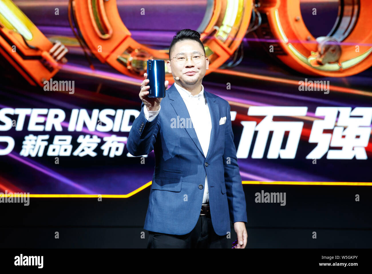 Zeng Kunpeng, Product Director von iQoo, führt die neue Gaming-Smartphone von Vivo's Sub-Marke iQoo bei der Auftaktveranstaltung in Peking, China, 1. März 2 Stockfoto