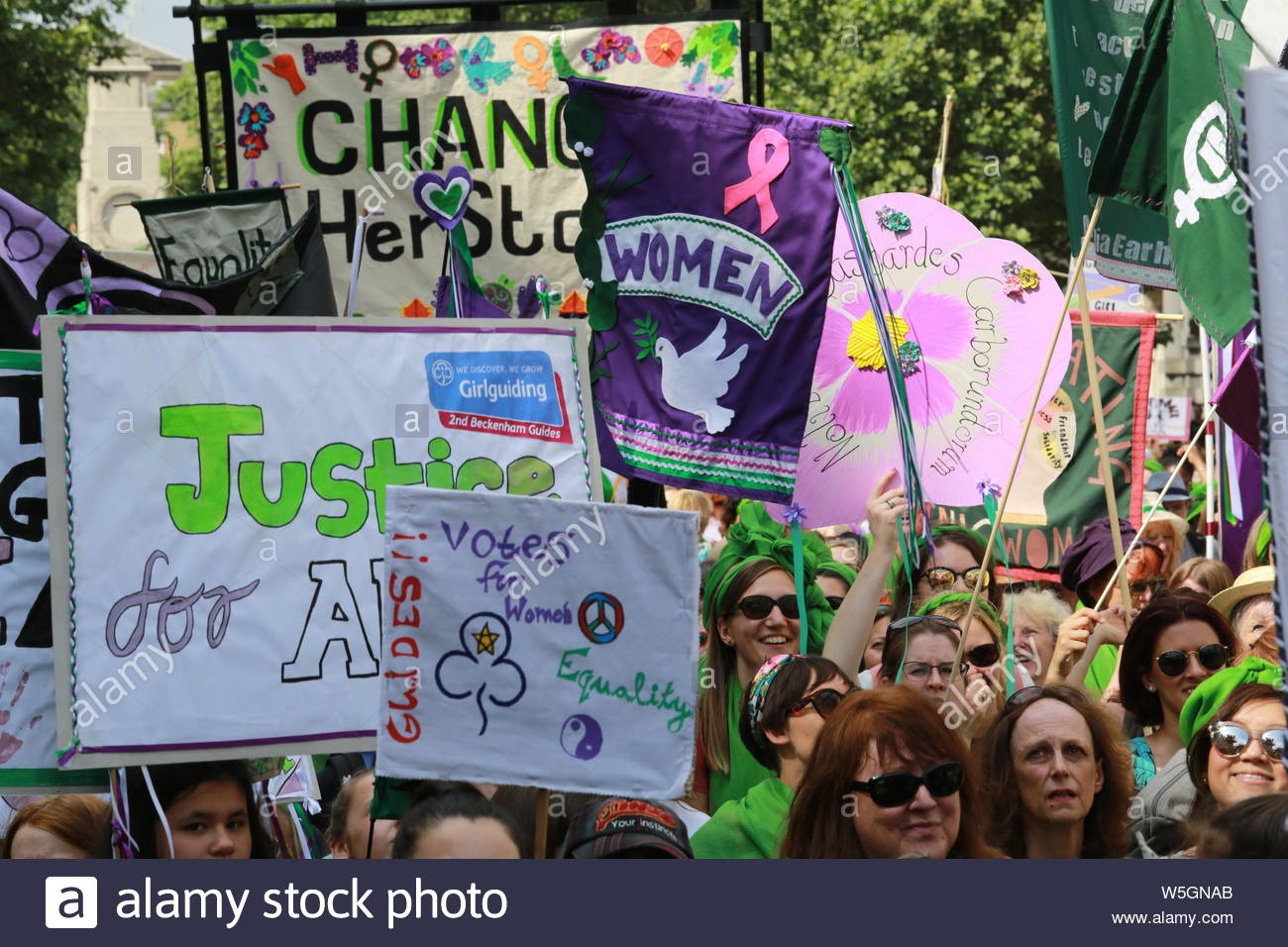 Frauen März durch London in Unterstützung des Feminismus und der Gewährung des Wahlrechts für Frauen vor 100 Jahren. Stockfoto