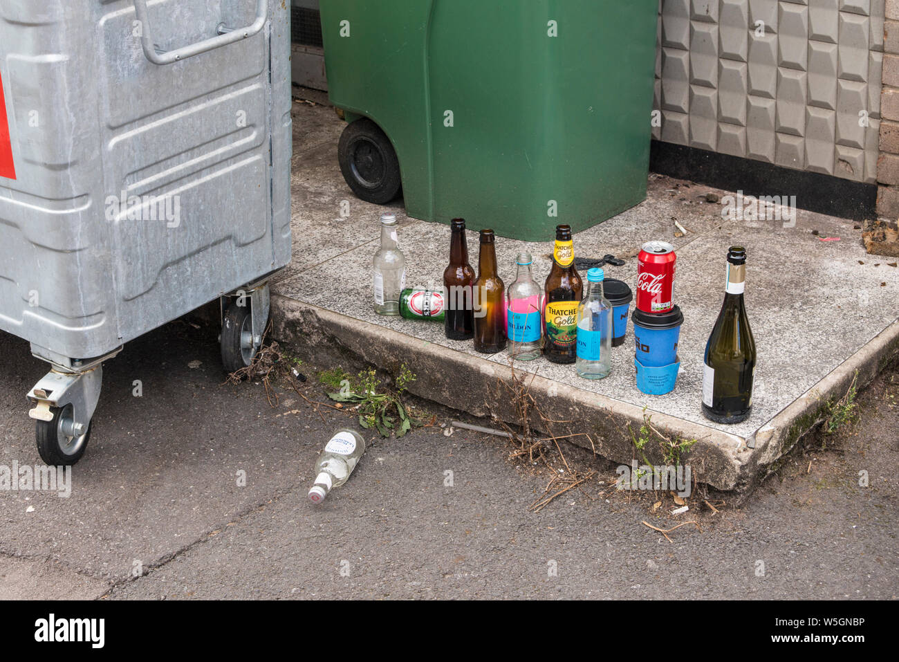 Rücksichtslos von trinken Flasche auf Stree, Bristol, Großbritannien Stockfoto