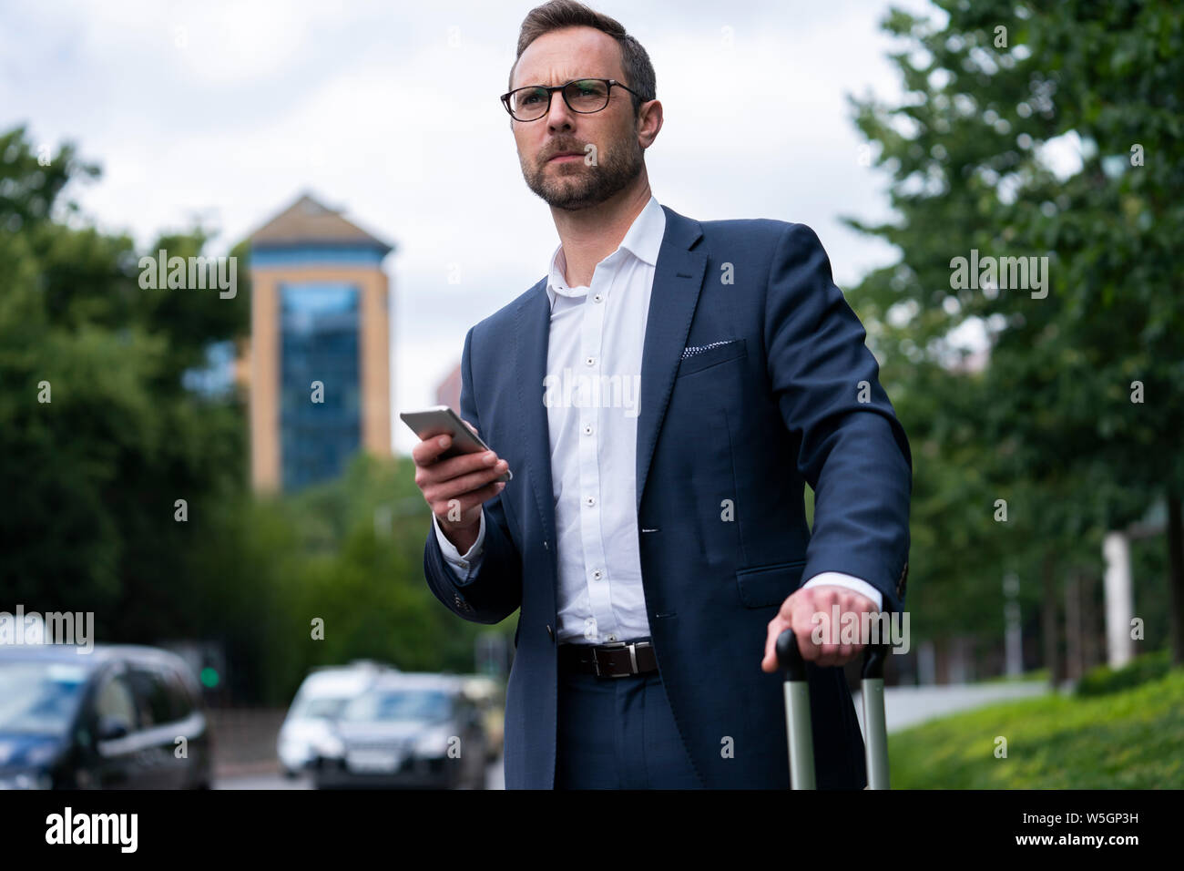 Reifen Geschäftsmann bestellen Taxi mit Handy App Stockfoto