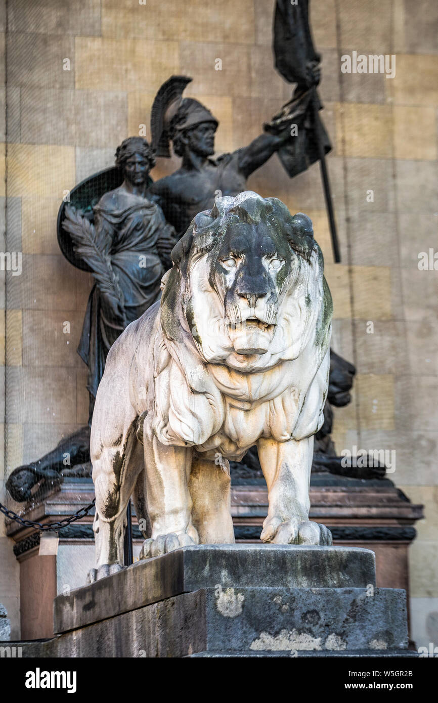 München Deutschland - Dezember 30, 2016: München, Bayerischer Löwe Statue vor der Feldherrnhalle, Bayern, Deutschland Stockfoto