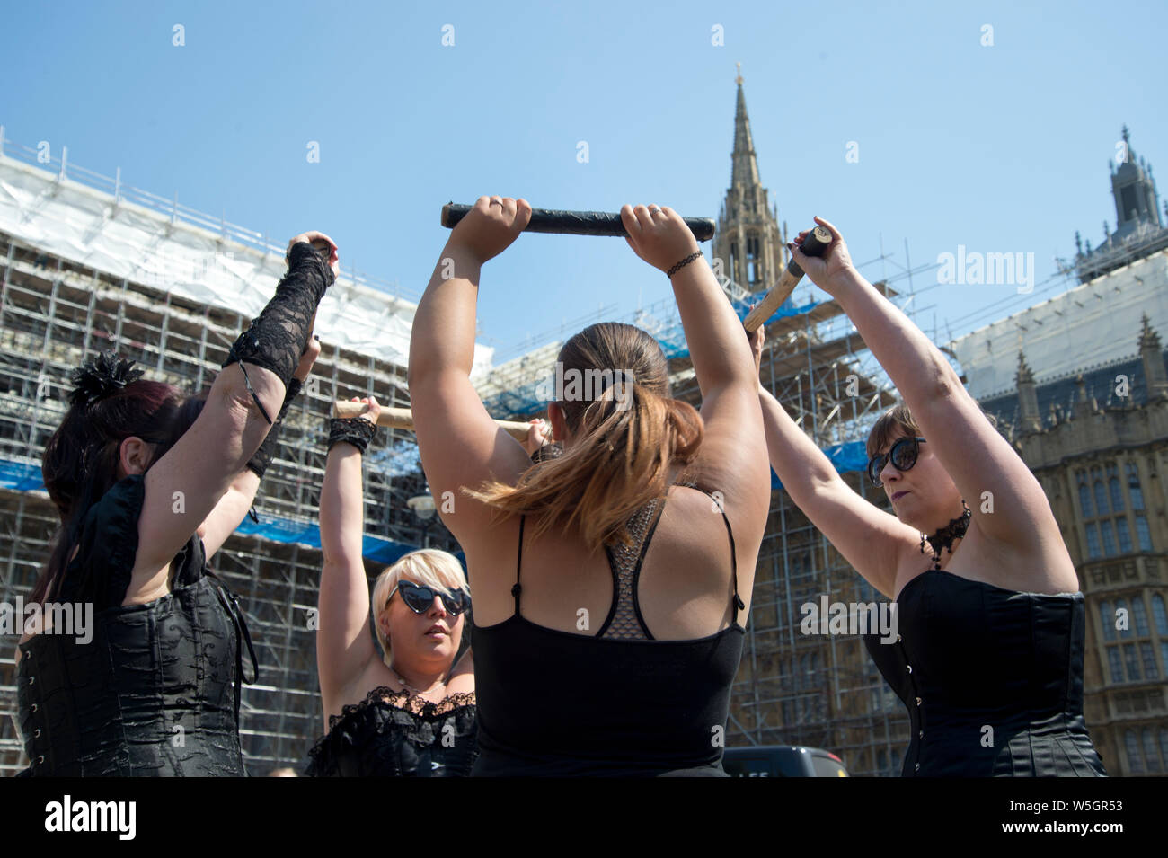 Das Parlament. Morris Dancers Protest am 4. Mai 2020 VE Day Celebration gekennzeichnet werden, anstatt der Mai Feiertag. Wolfskopf und Vixen Morri Stockfoto