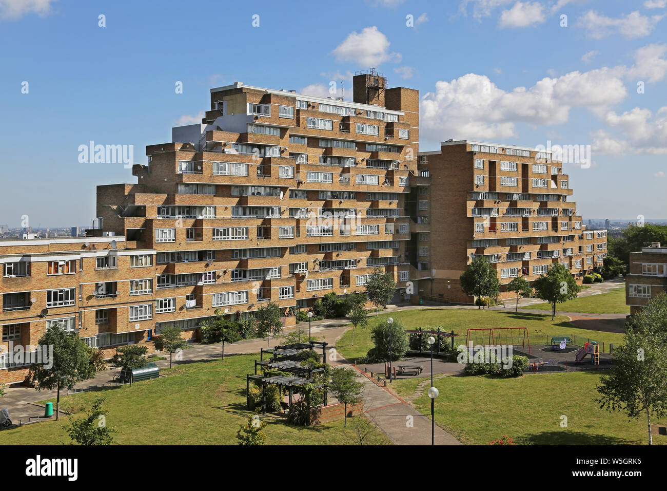 Hohe Blick auf Dawson's Höhen, der berühmten 60er Public Housing Project im Süden Londons, von Kate Macintosh entwickelt. Blick nach Norden vom Süden. Stockfoto