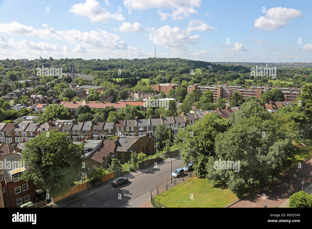 Hoher Blick auf den Südosten Londons - Blick nach Süden in Richtung Dulwich Golfplatz, Upper Sydenham und Crystal Palace. Zeigt viele Bäume und Grünflächen. Stockfoto
