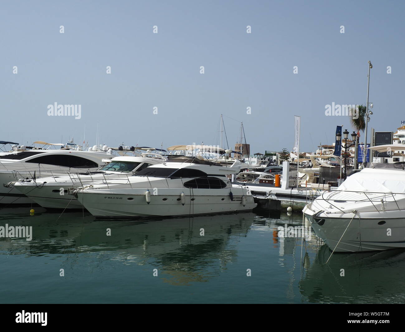 Blick auf den Hafen, Puerto Banus, Marbella, Costa del Sol, Provinz Malaga, Andalusien, Spanien, Westeuropa Stockfoto