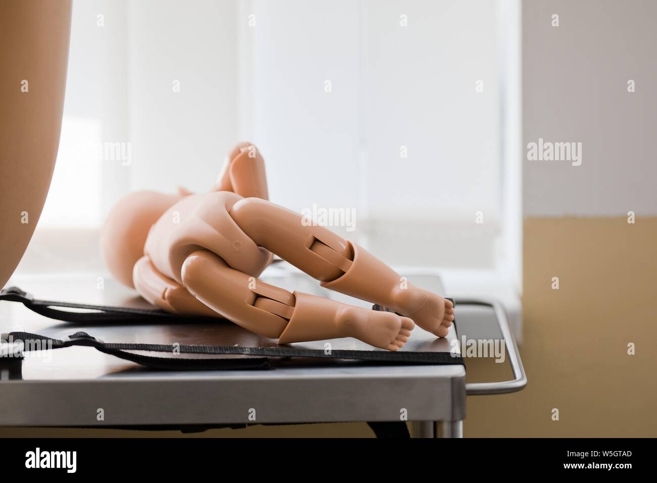 Neugeborene Mannequin, Model für Geburt Simulation auf Tisch Stockfoto