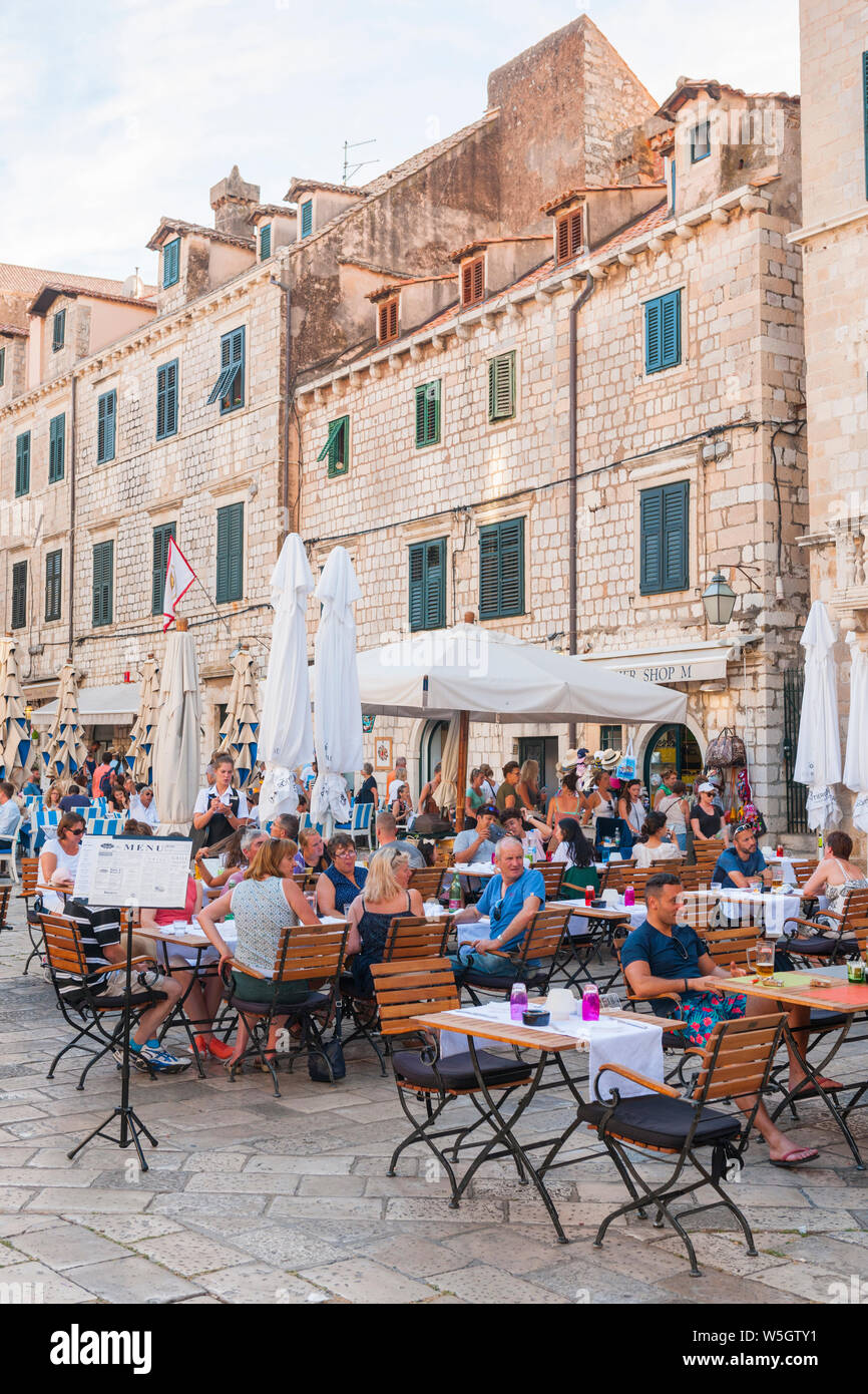 Restaurants in der Altstadt, Weltkulturerbe der UNESCO, Dubrovnik, Kroatien, Europa Stockfoto