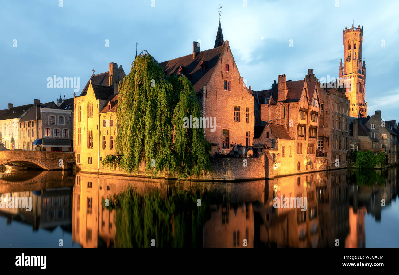 Mittelalterliche Stadtzentrum, UNESCO World Heritage Site, rozenhoedkaai Kanal in der Nacht, Brügge, Westflandern, Belgien, Europa Stockfoto