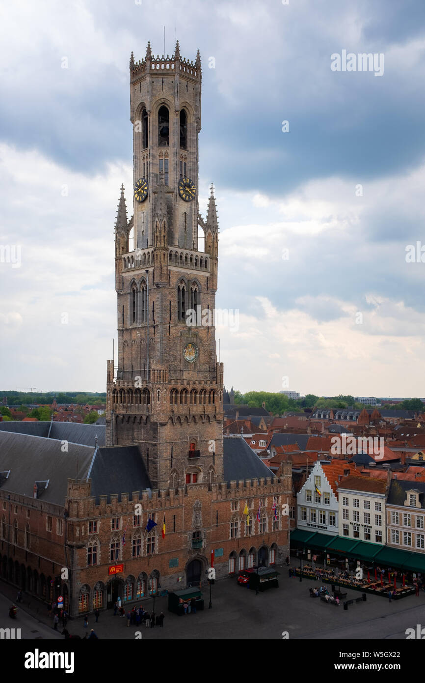 Das 13. Jahrhundert Glockenturm auf dem Markt (Markt) Square, UNESCO-Weltkulturerbe, Brügge, Westflandern, Belgien, Europa Stockfoto