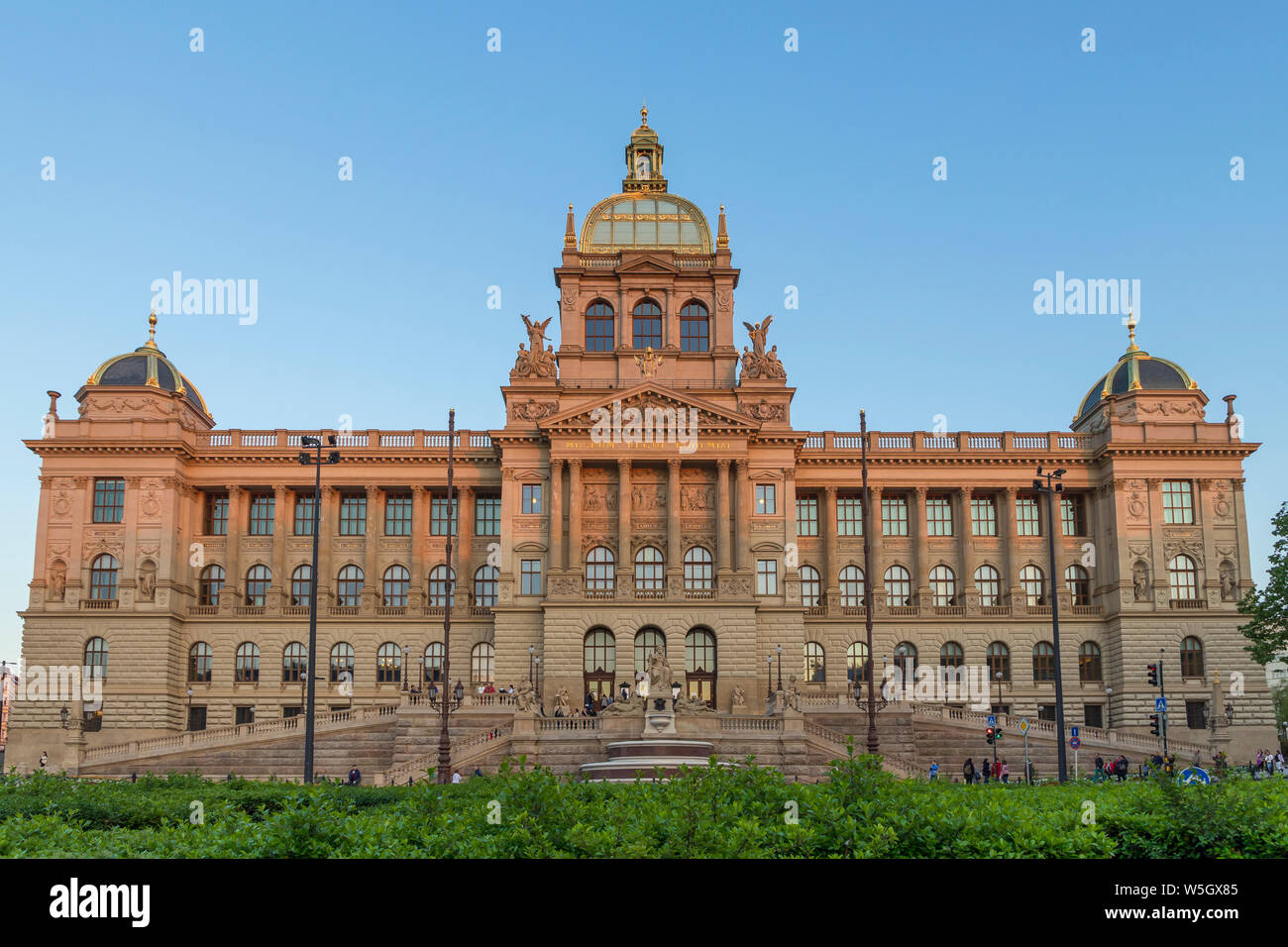 Das Nationalmuseum (Narodni Muzeum) in der neuen Stadt Bezirk vom Wenzelsplatz, Prag, Böhmen, Tschechien gesehen Stockfoto