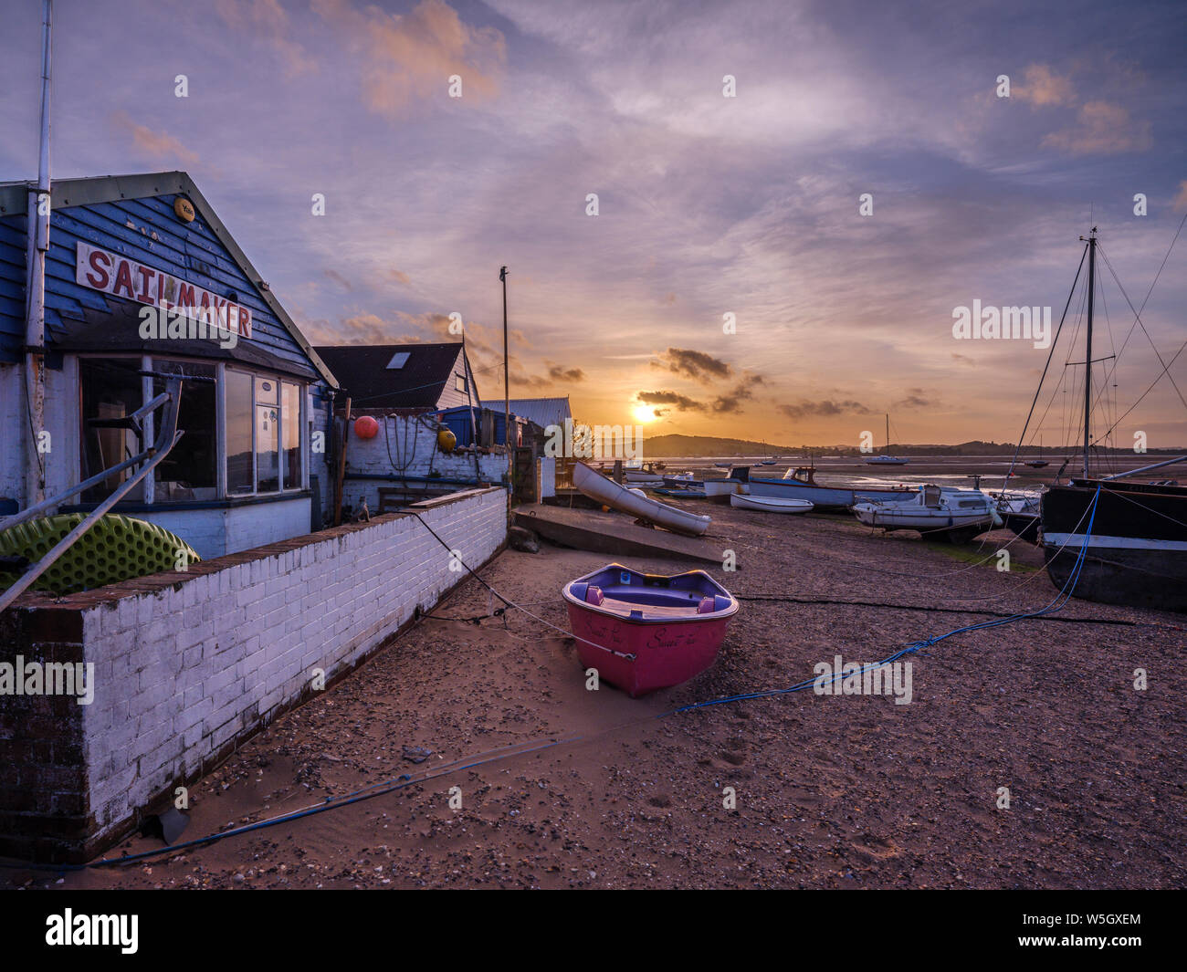 Sonnenuntergang mit Booten auf der Exe küstenlinie an der Rückseite Camperdown Terrasse, Exmouth, Devon, England, Vereinigtes Königreich, Europa Stockfoto