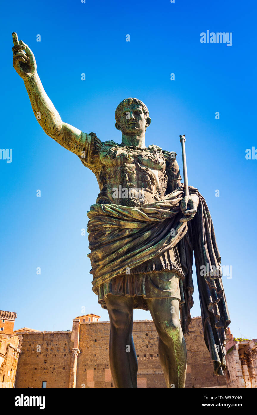 Statue des Kaisers Trajan, Via dei Fori Imperiali, UNESCO-Weltkulturerbe, Rom, Latium, Italien, Europa Stockfoto
