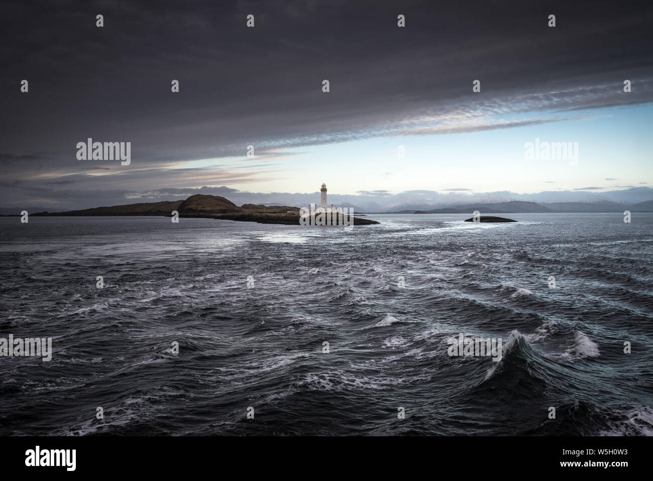 Ardnamurchan Lighthouse, Ardnamurchan Point, als von der Plattform des MV Isle of Arran, Highland, Schottland, Großbritannien, Europa Stockfoto