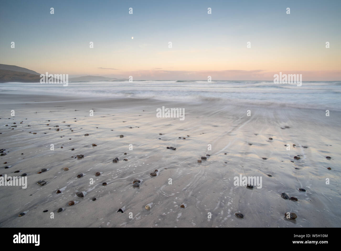 Sonnenaufgang am Traigh Eais, Barra, Äußere Hebriden, Schottland, Großbritannien, Europa Stockfoto