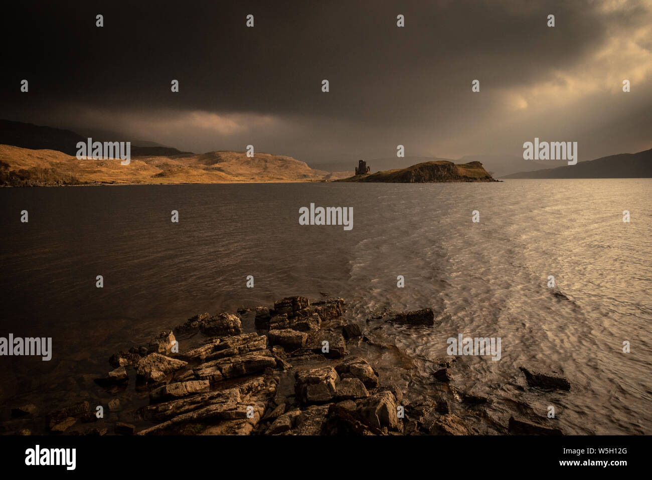 Winter Sonne leuchtet Ardvreck Castle, Loch Assynt, Schottland, Großbritannien, Europa Stockfoto