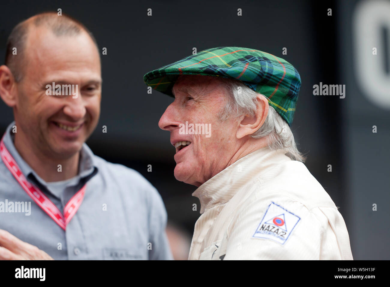 Nahaufnahme eines lächelnden Sir Jackie Stewart, nachdem er in seiner 1969 in der Meisterschaft siegreichen Matra MS80-02 mehrere Hochgeschwindigkeitsrunden um Silverstone absolviert hatte Stockfoto