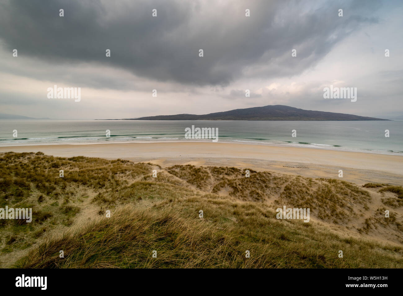 Luskentire Beach, West Harris, mit Taransay in weitem Abstand, Äußere Hebriden, Schottland, Großbritannien, Europa Stockfoto