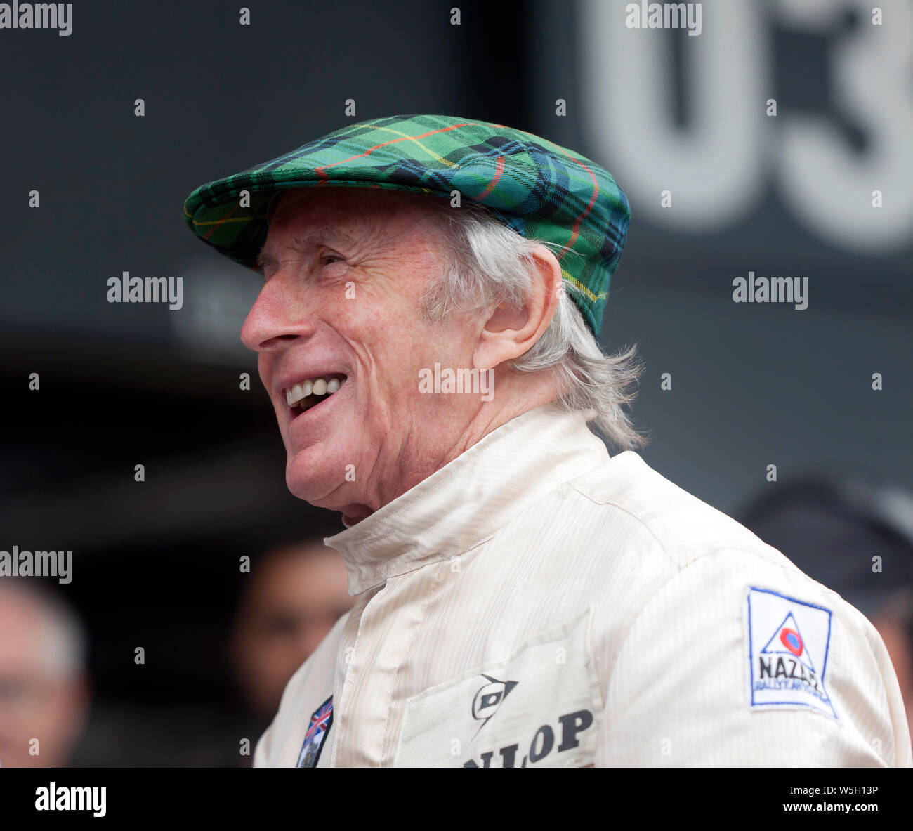 Nahaufnahme eines lächelnden Sir Jackie Stewart, nachdem er in seiner 1969 in der Meisterschaft siegreichen Matra MS80-02 mehrere Hochgeschwindigkeitsrunden um Silverstone absolviert hatte Stockfoto
