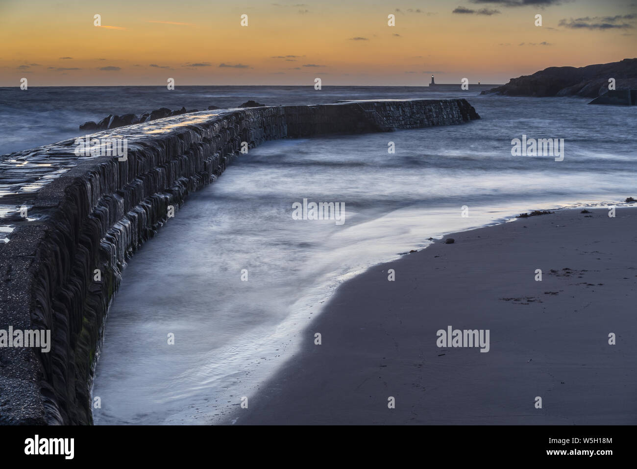 Tynemouth Pier, ab Cullercoats im Morgengrauen, Tyne gesehen und Verschleiß, England, Vereinigtes Königreich, Europa Stockfoto