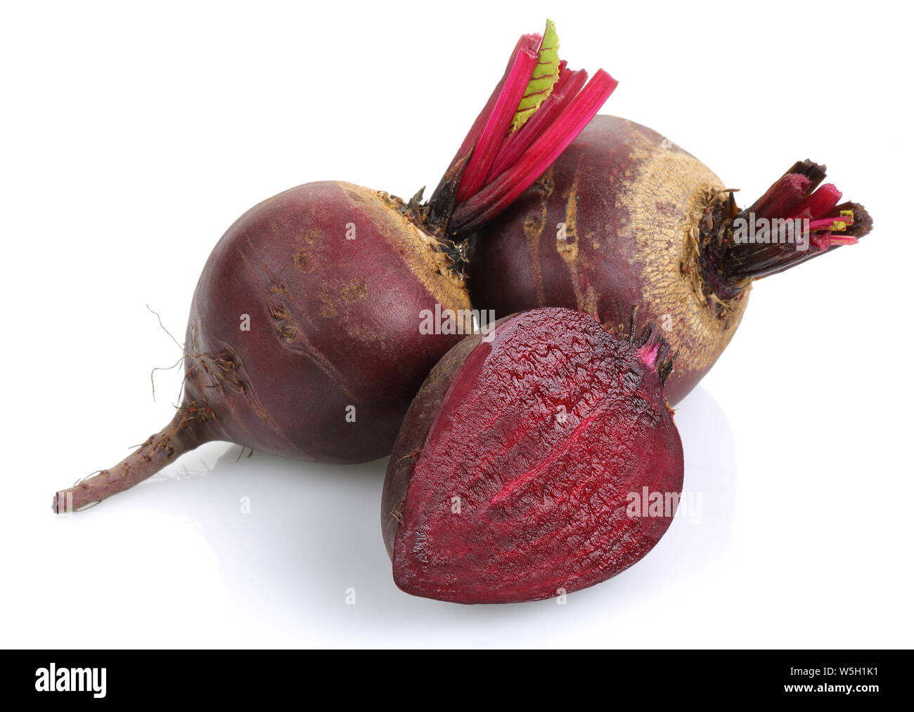 Frische rote Rüben Wurzeln auf weißem Hintergrund Stockfoto