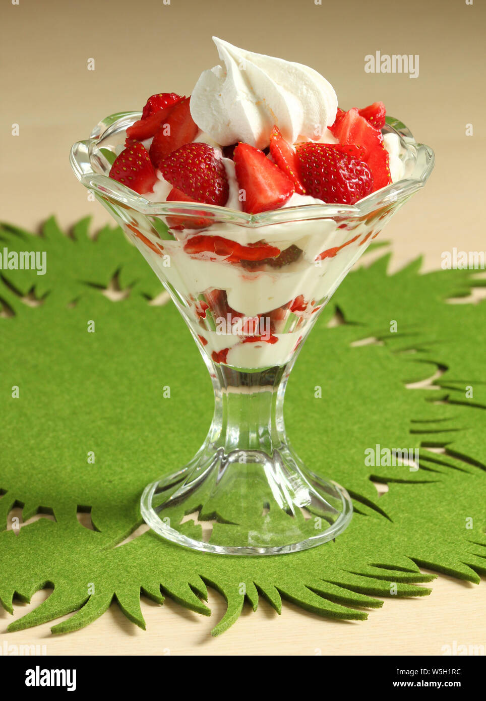 Köstliche Erdbeere Dessert mit Schlagsahne - Eton mess Stockfoto