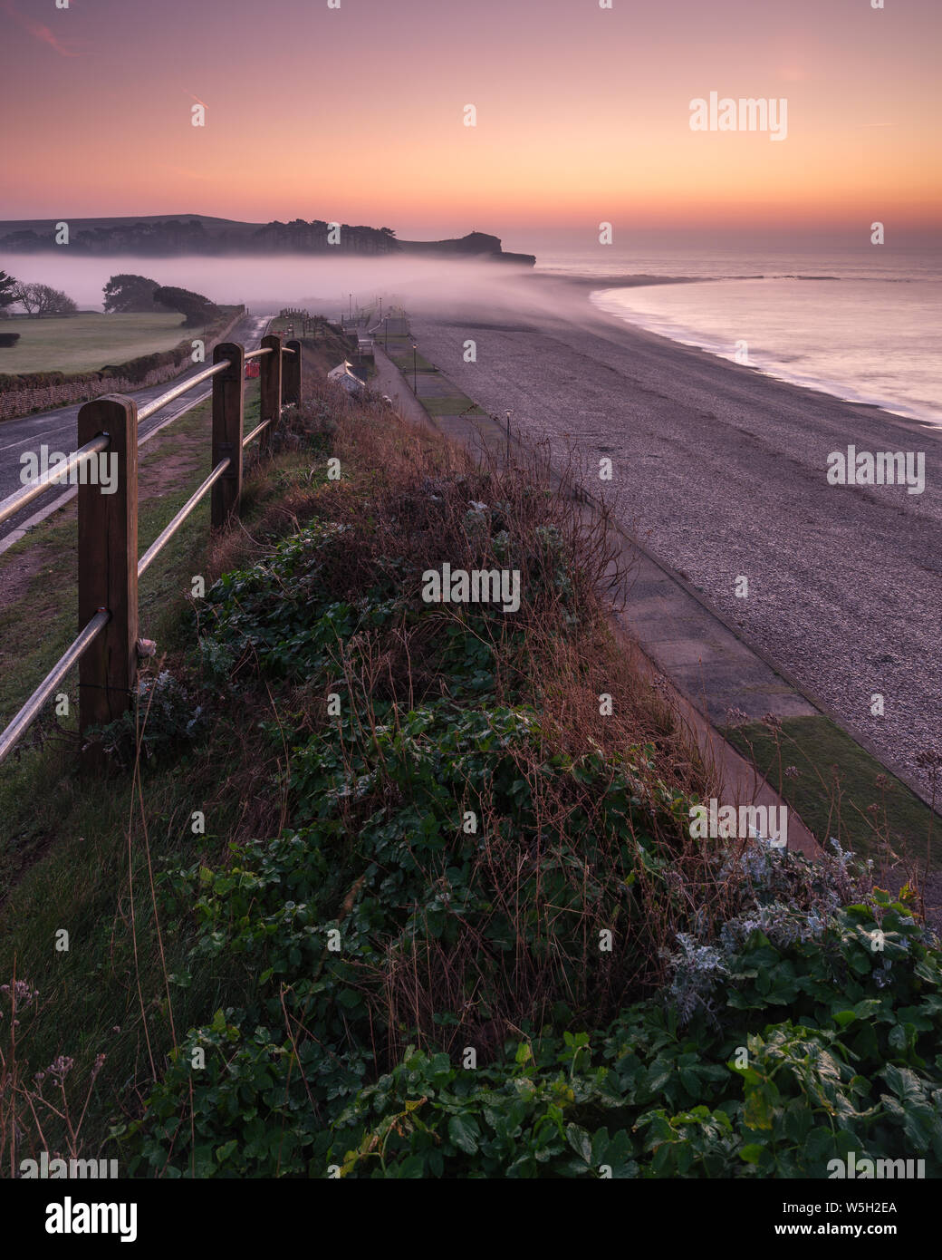 Winter in der Dämmerung und schweren Band der Nebel aus dem River Otter bei Budleigh Salterton, Devon, England, Vereinigtes Königreich, Europa Stockfoto