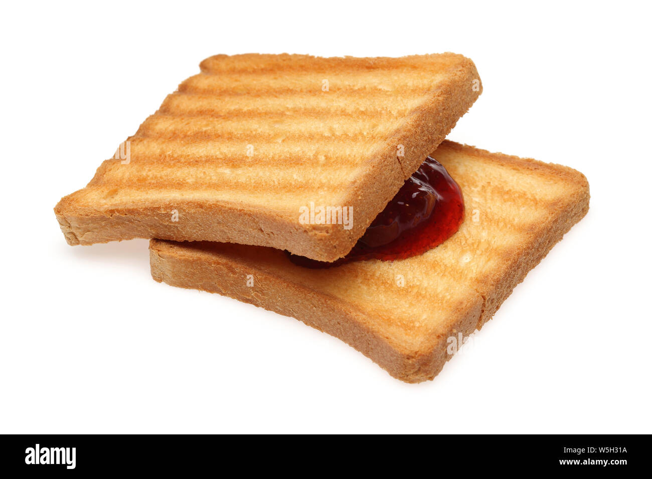 Geröstetes Brot und Erdbeermarmelade auf weißem Hintergrund Stockfoto