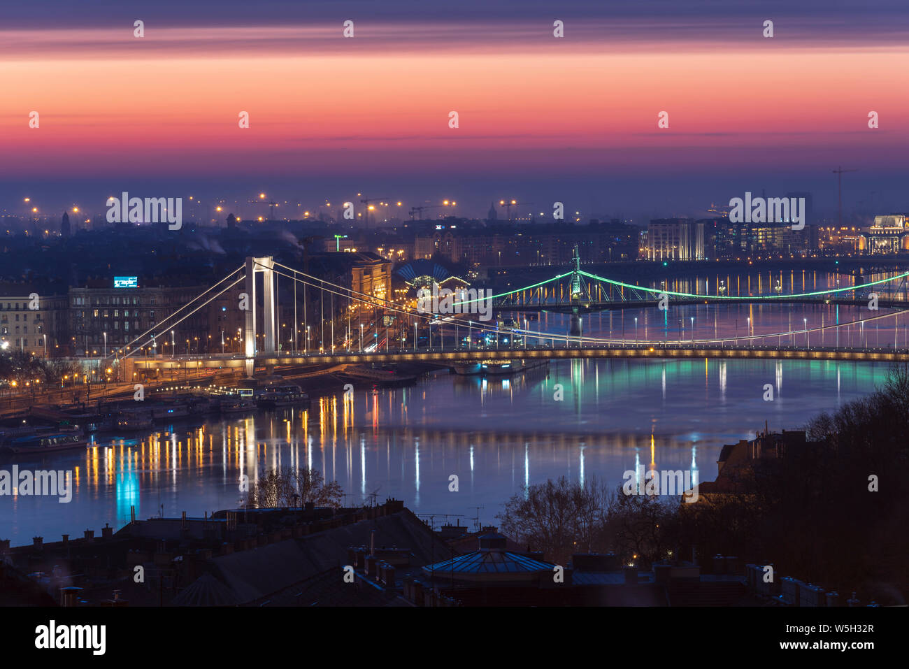 Dawn Farben über die Donau mit Elisabeth Brücke und Liberty Bridge, UNESCO-Heritge Website, Budapest, Ungarn, Europa Stockfoto