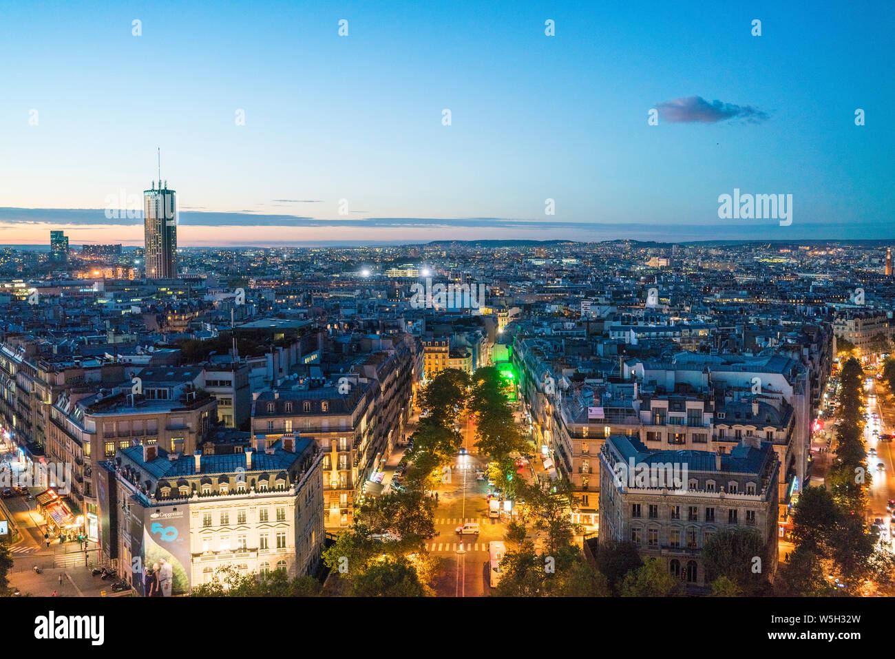 Triumphbogen Nordwesten Eingang, Avenue Marc-Mahon, Hyatt Hotel Turm auf der linken Seite, Paris, Frankreich, Europa Stockfoto