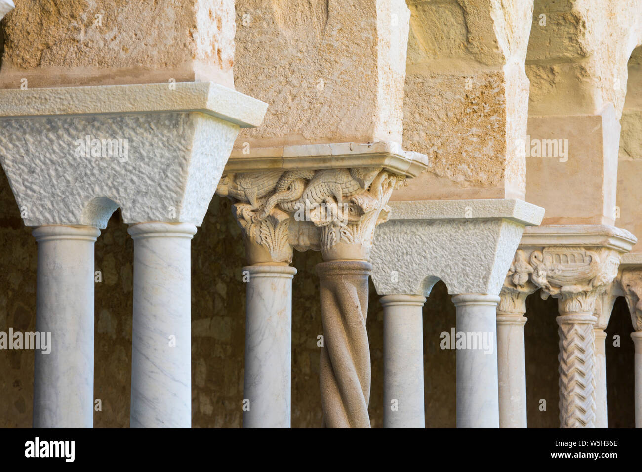 Reihe von Säulen und fein geschnitzten Kapitellen im Kreuzgang der arabisch-normannischen Kathedrale, UNESCO, Cefalu, Palermo, Sizilien, Italien, Mittelmeer Stockfoto