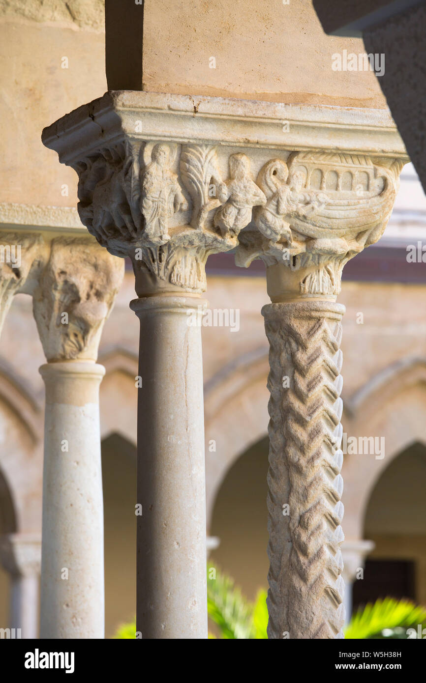 Spalten mit fein geschnitzten Kapitellen im Kreuzgang der arabisch-normannischen Kathedrale, UNESCO, Cefalu, Palermo, Sizilien, Italien, Mittelmeer Stockfoto