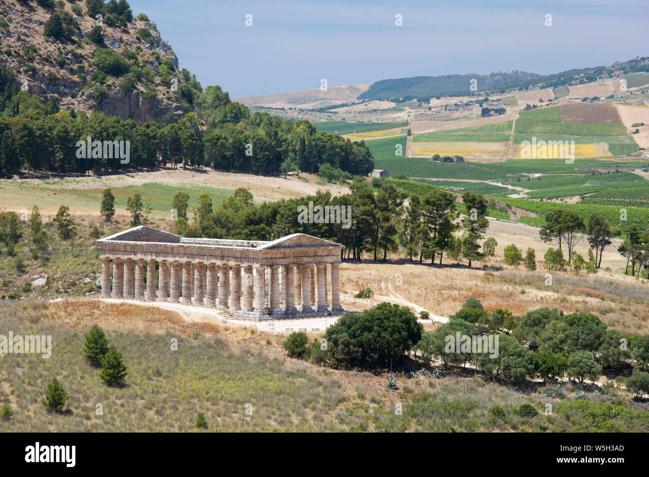Herrlichen dorischen Tempel inmitten der sanft geschwungenen Hügel an der antiken griechischen Stadt Segesta, Segesta, Trapani, Sizilien, Italien, Mittelmeer, Europa Stockfoto