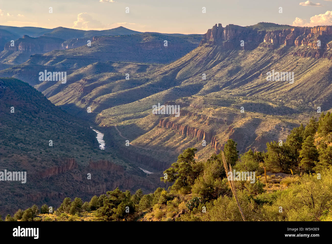 Die Salt River Canyon, Dunstiger Blick als Rauch in der Luft von Wildfire im Bereich nördlich der Kugel, Arizona, Vereinigte Staaten von Amerika, Nordamerika Stockfoto
