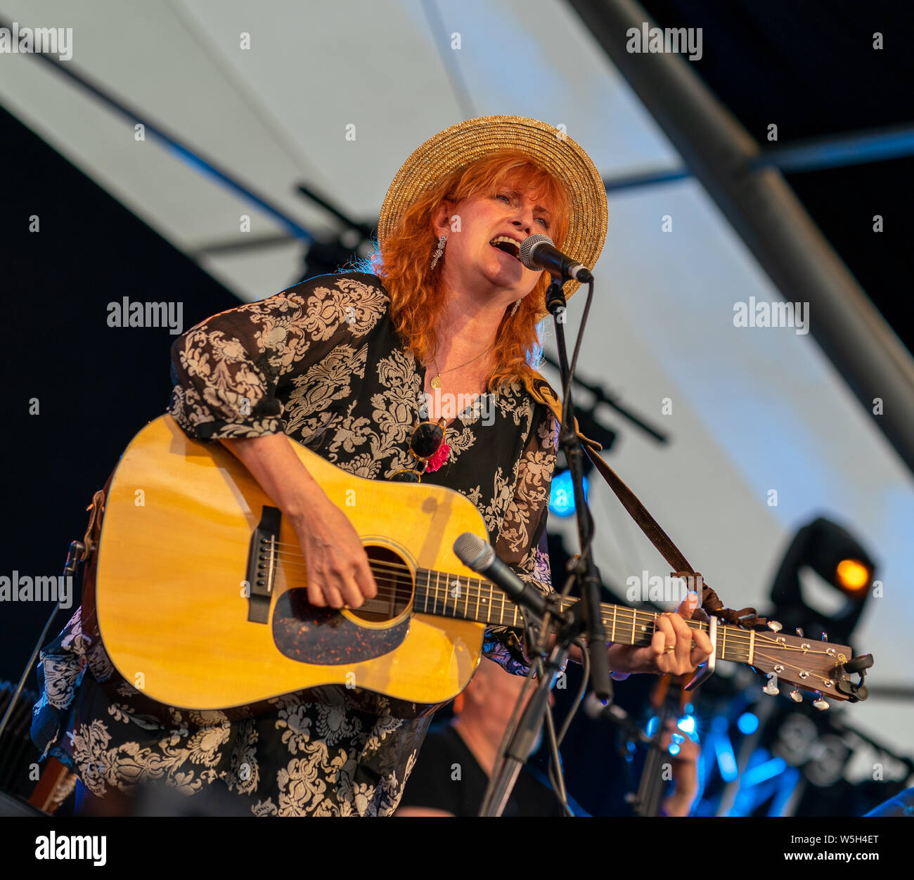 Vom 27. Juli 2019. Speyfest, East Street, Fochabers, Moray, Schottland, Großbritannien. Dies ist Eddi Reader am Samstag Abend in der Speyfest. Stockfoto