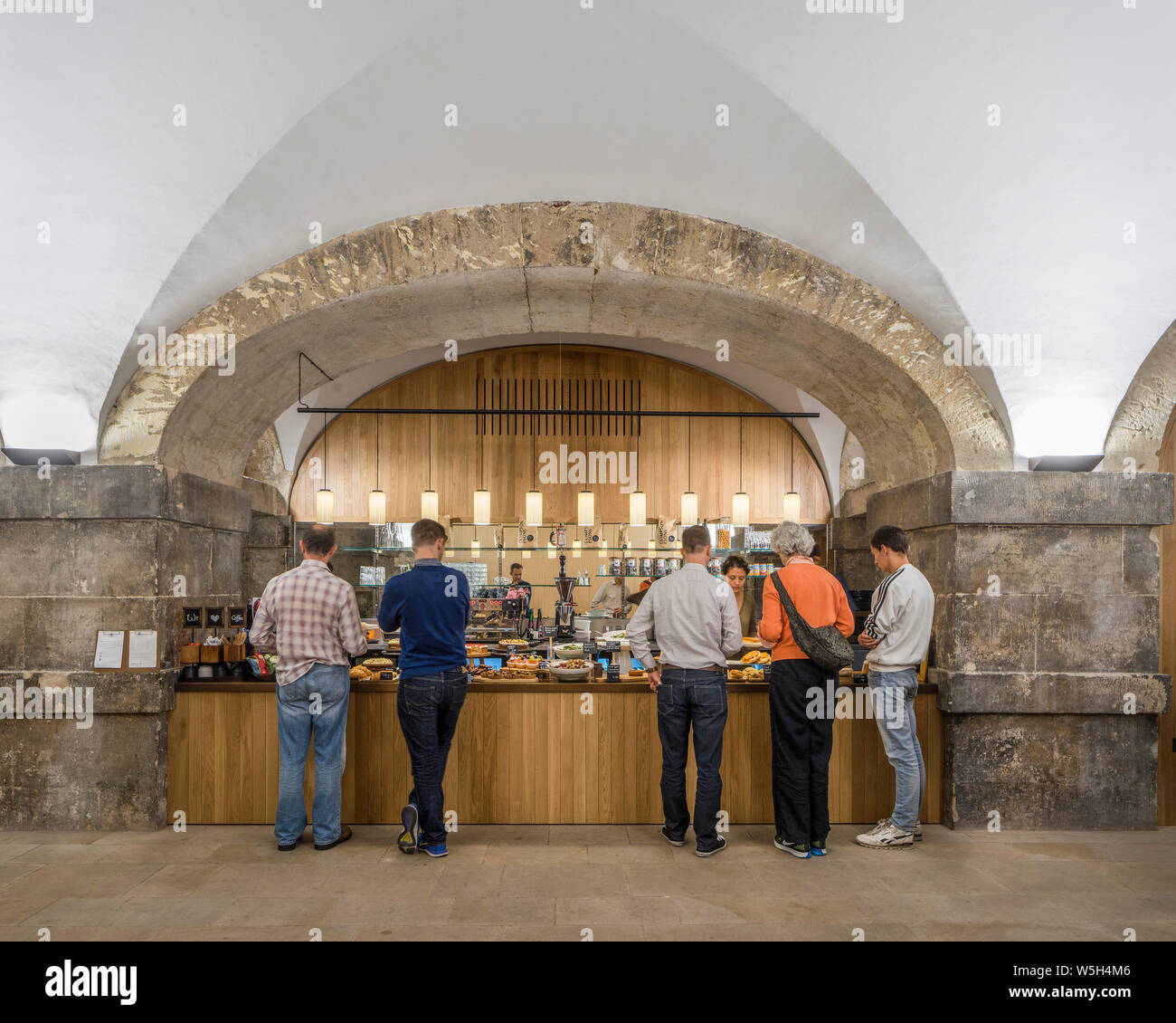 Krypta der Kirche Christi Cafe. Krypta der Kirche Christi Spitalfields, London, Vereinigtes Königreich. Architekt: Dow Jones Architekten, 2018. Stockfoto