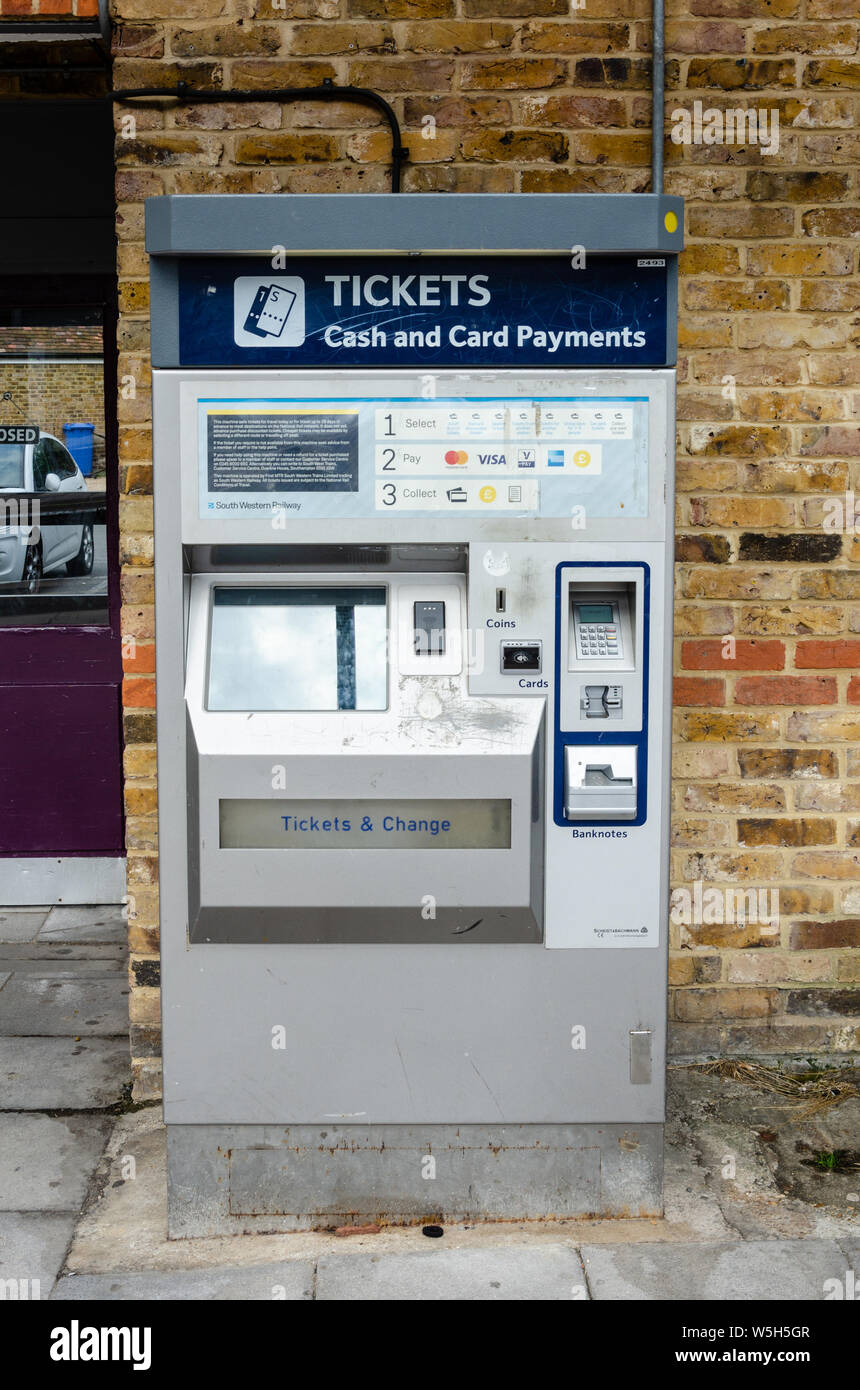 Ein Self-service-Automaten auf dem Bahnsteig am Bahnhof Datchet in der Berkshire für Kunden zu kaufen und für Bahn Tickets bezahlen. Stockfoto