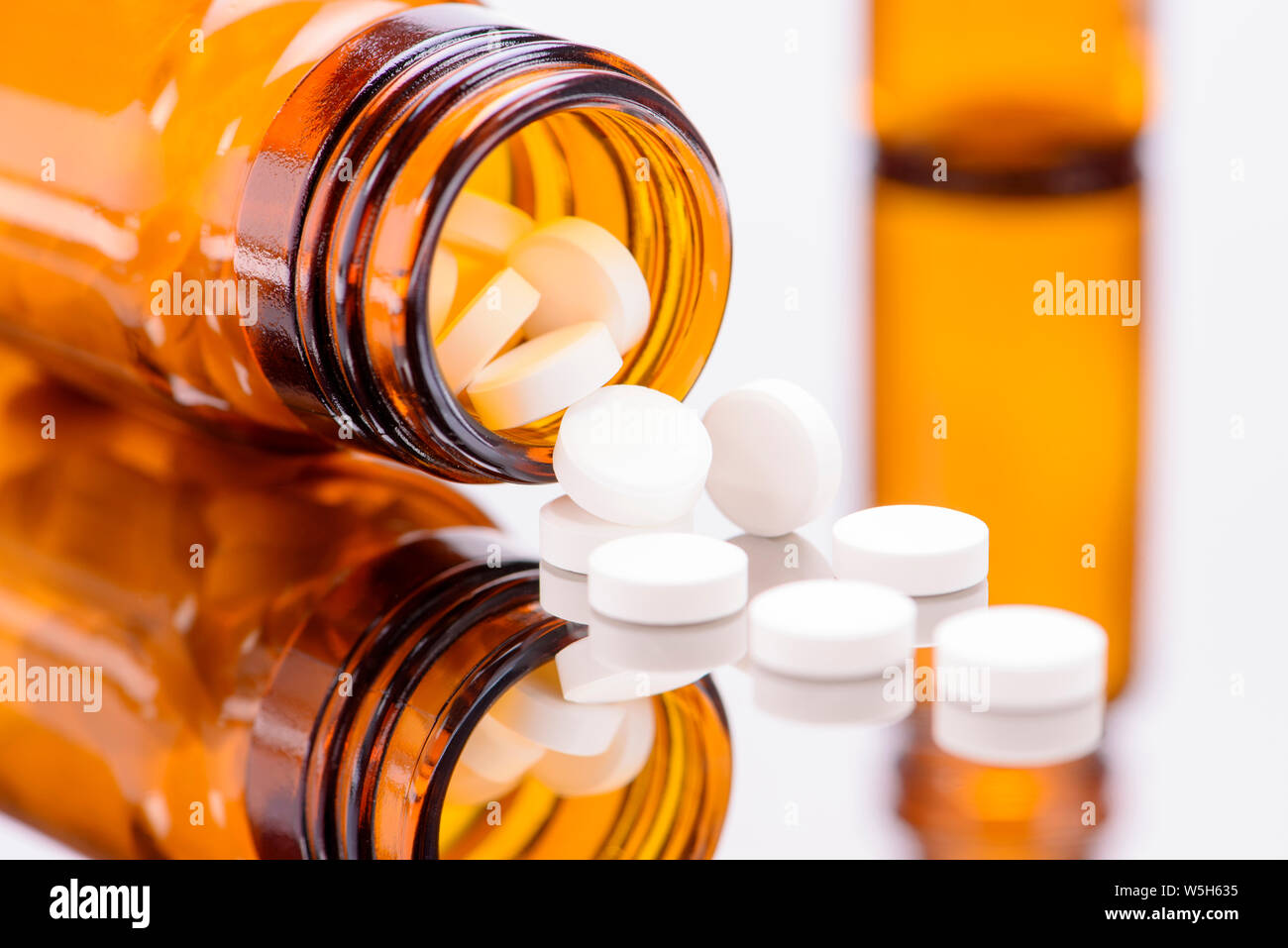 Pflanzliche und homöopathische Pillen in Arzneimitteln, Kolben Stockfoto