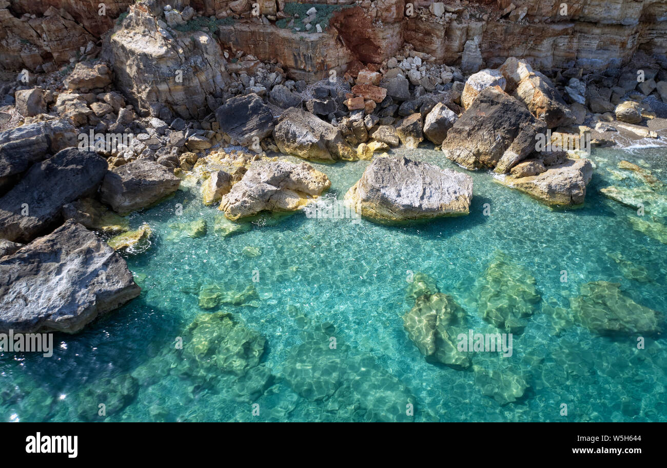 Luftaufnahme von drohne am Mittelmeer Küste in der Nähe von Geropotamos Strand mit klarem Wasser. Kreta, Griechenland, Präfektur Rethymno. Stockfoto