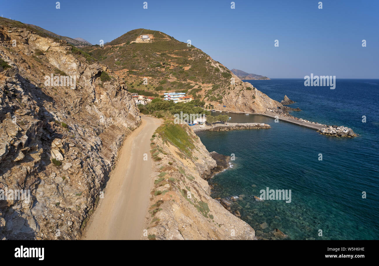Luftaufnahme von drohne auf den Boden der Straße auf kretischen Dorf Almirida und mediterrane Meer. Kreta, Griechenland, Präfektur Rethymno. Stockfoto