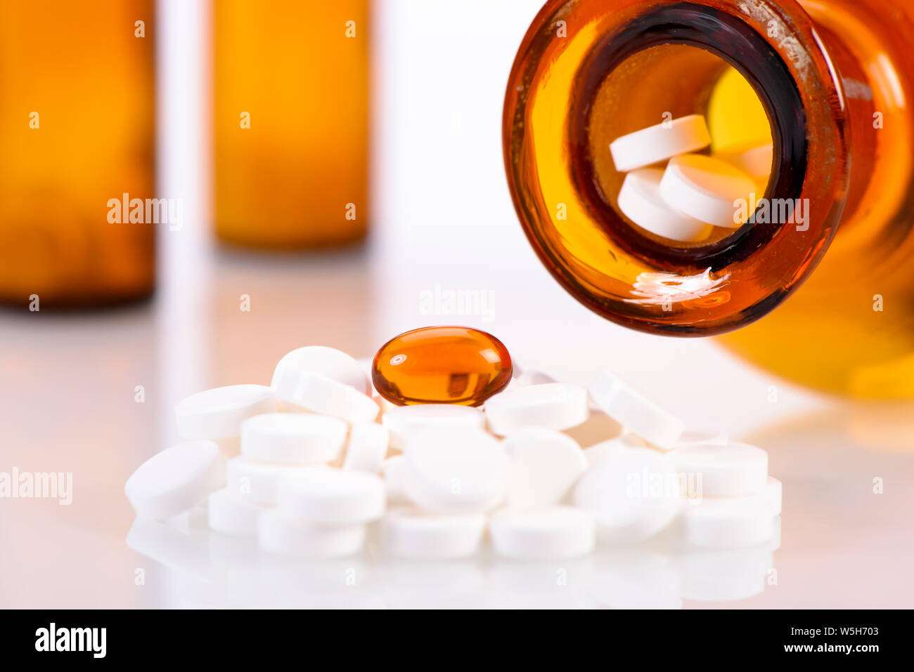Pflanzliche und homöopathische Pillen in Arzneimitteln, Kolben Stockfoto