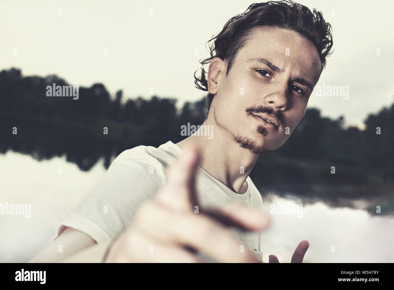 Porträt einer brutalen stilvolle Kerl aggressiv in die Kamera schaut. schwarz-weiß Foto. selfie Foto. der Kerl, den Herausforderungen des Gegners provoziert. Stockfoto