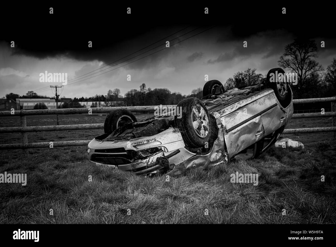 Autounfall. Junge Fahrer umgeworfen. Nicht tödlicher Unfall durch Beschleunigung und Regen verursacht. Unerfahrene Fahrer/ländlichen Kriminalität/Gestohlenes Auto/rtc. Großbritannien Stockfoto