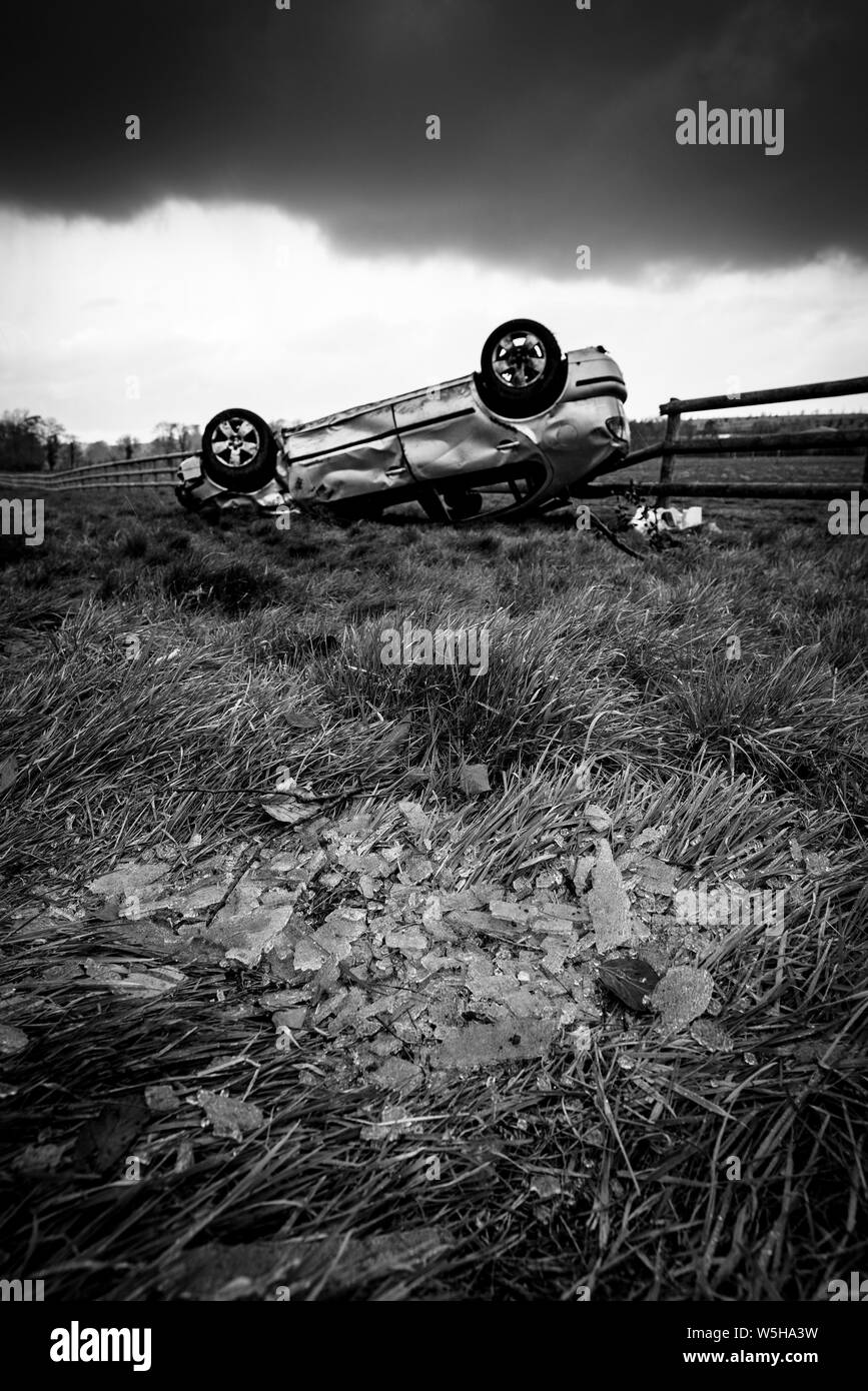 Autounfall. Junge Fahrer umgeworfen. Nicht tödlicher Unfall durch Beschleunigung und Regen verursacht. Unerfahrene Fahrer/ländlichen Kriminalität/Gestohlenes Auto/rtc. Großbritannien Stockfoto