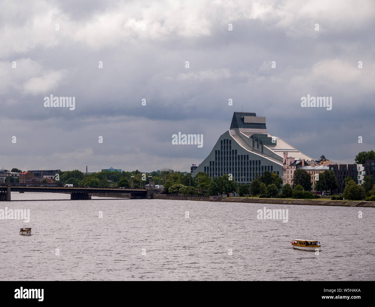 Nationalbibliothek Lettlands von der Steinernen Brücke im Sommer in Riga, Lettland, Baltikum, EU gesehen. Stockfoto