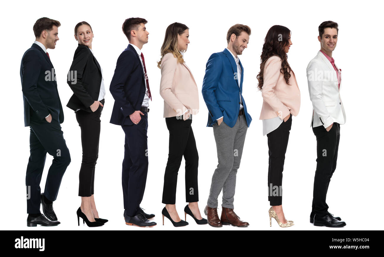 Sieben moderne junge Geschäftsleute warten auf weißem Hintergrund Stockfoto